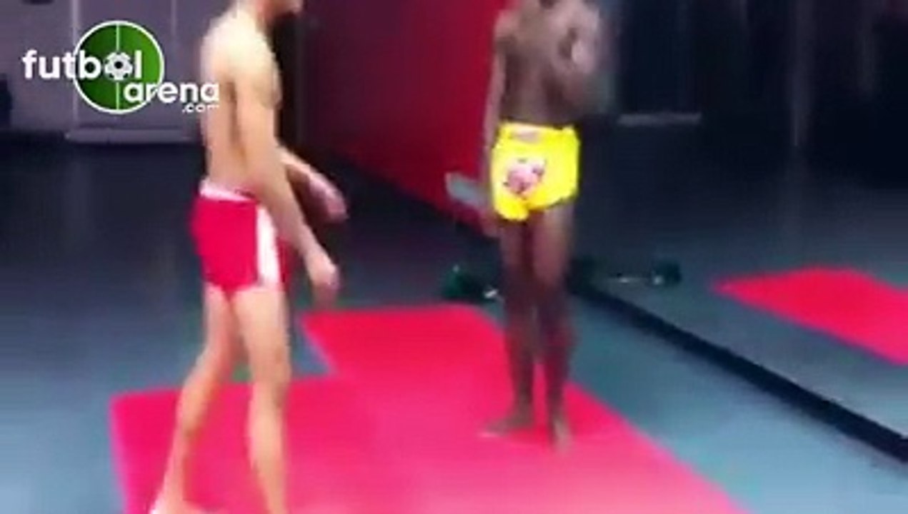 Hocanın öğrencilerine göstermek için attığı tekme sonrası dizi dönen sporcunun dizi hoca tarafından tekrar yerine oturtuldu.