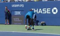 Le joueur de tennis Gaël Monfils fait semblant de refaire ses lacets en plein échange.