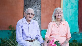 Casal sensação da internet comemora 65 anos de casados com grande festa