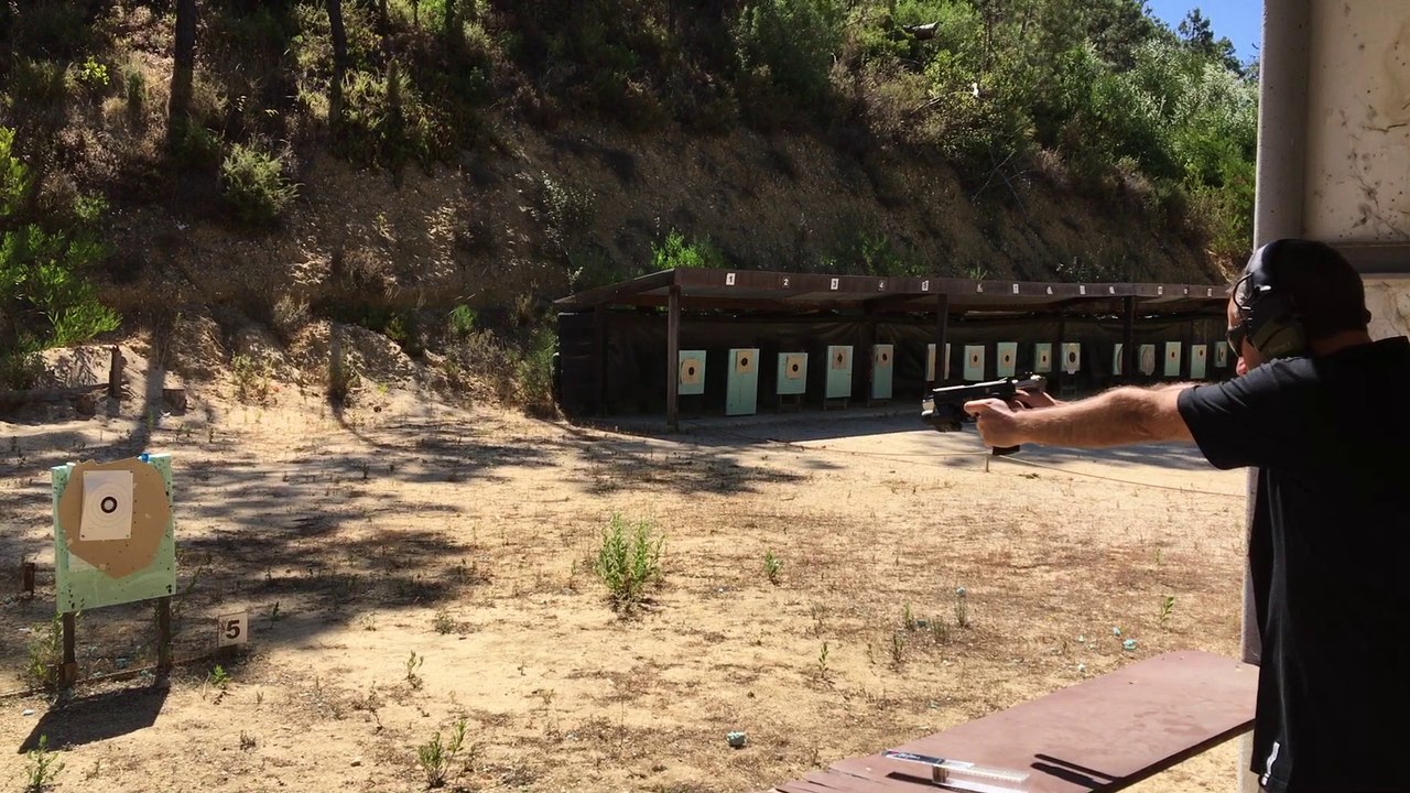 Disparando duas pistolas em simultâneo
