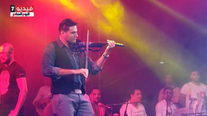 محمد نور يعزف على "الكمان" لايف