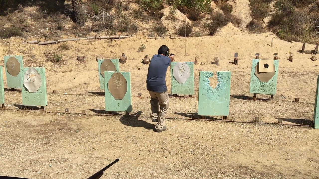 Disparos em movimento com carabina e pistola.