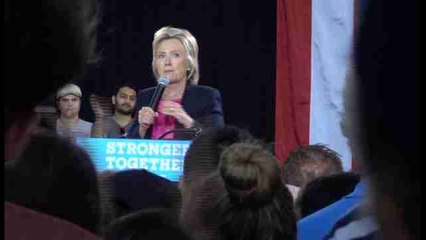 Clinton insiste en que Trump está "totalmente incapacitado" para presidente