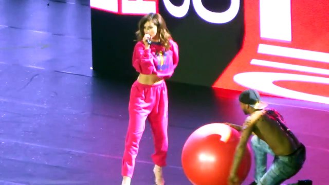 Selena Gomez Speaks Filipino And Performs Kill Em With Kindness (Revival Tour Manila)