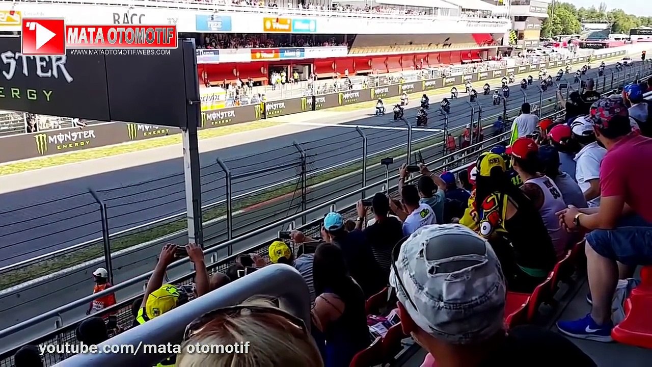 Suasana di tribun Penonton Motogp Catalunya Spain 2016, saat valentino Rossi Juara