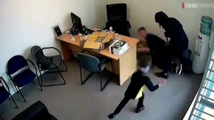 Une petite fille de 6 ans protège sa famille lors d’un braquage