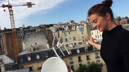 Une jeune femme Voltige sur les toits de Paris