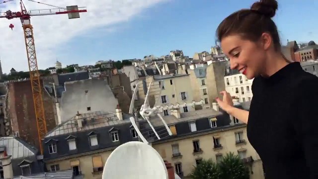 Une jeune femme Voltige sur les toits de Paris