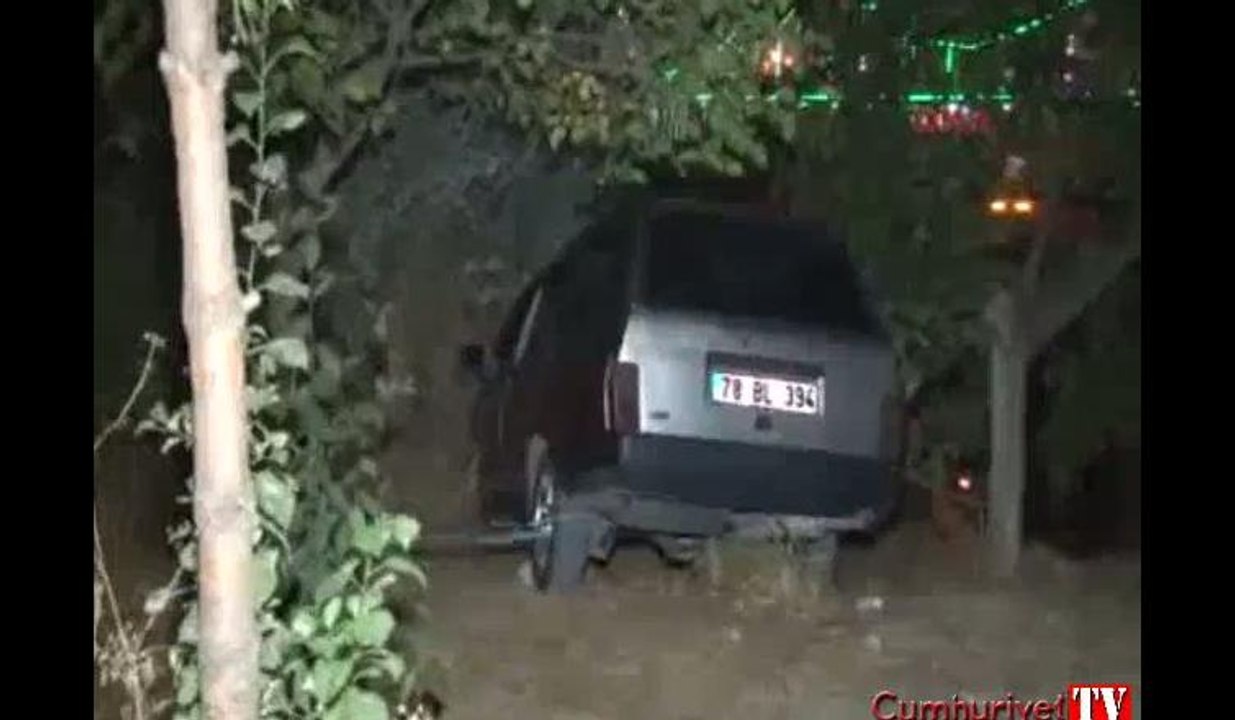 Uçurumdan düşmek üzere olan otomobil ağaca iple bağlandı