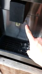 On a retrouvé Chewbacca, il est coincé dans un robinet!