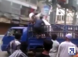 گائے کو ٹرک سے اتارتے ہوئے اس بات کیا خیال ضرور رکھیں