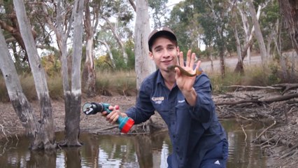 Il pêche un poisson avec un fil et une perceuse