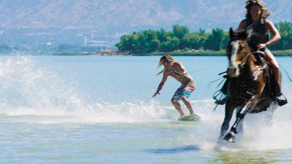 Faire du surf accroché à un cheval