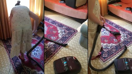 Une femme passe l'aspirateur