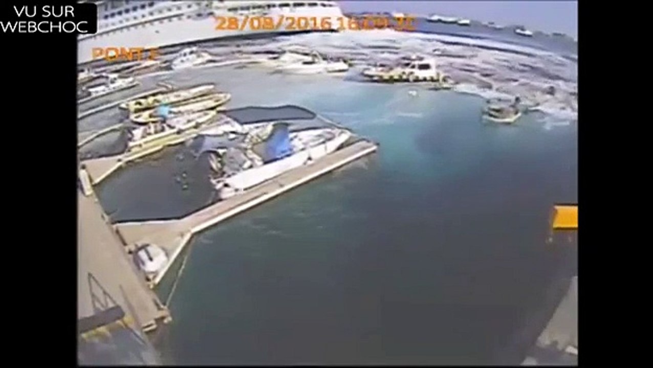 Un navire provoque un raz-de-marée qui détruit un petit port