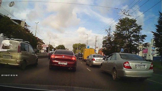 Un automobiliste s’arrête en pleine circulation pour sauver un chaton sous les roues des voitures