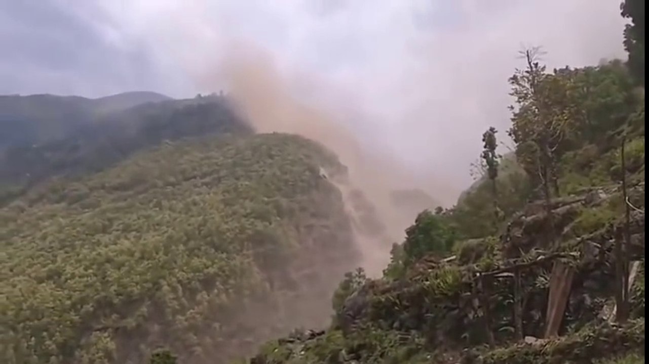 Earthquake Nepal - Massive Hills Down