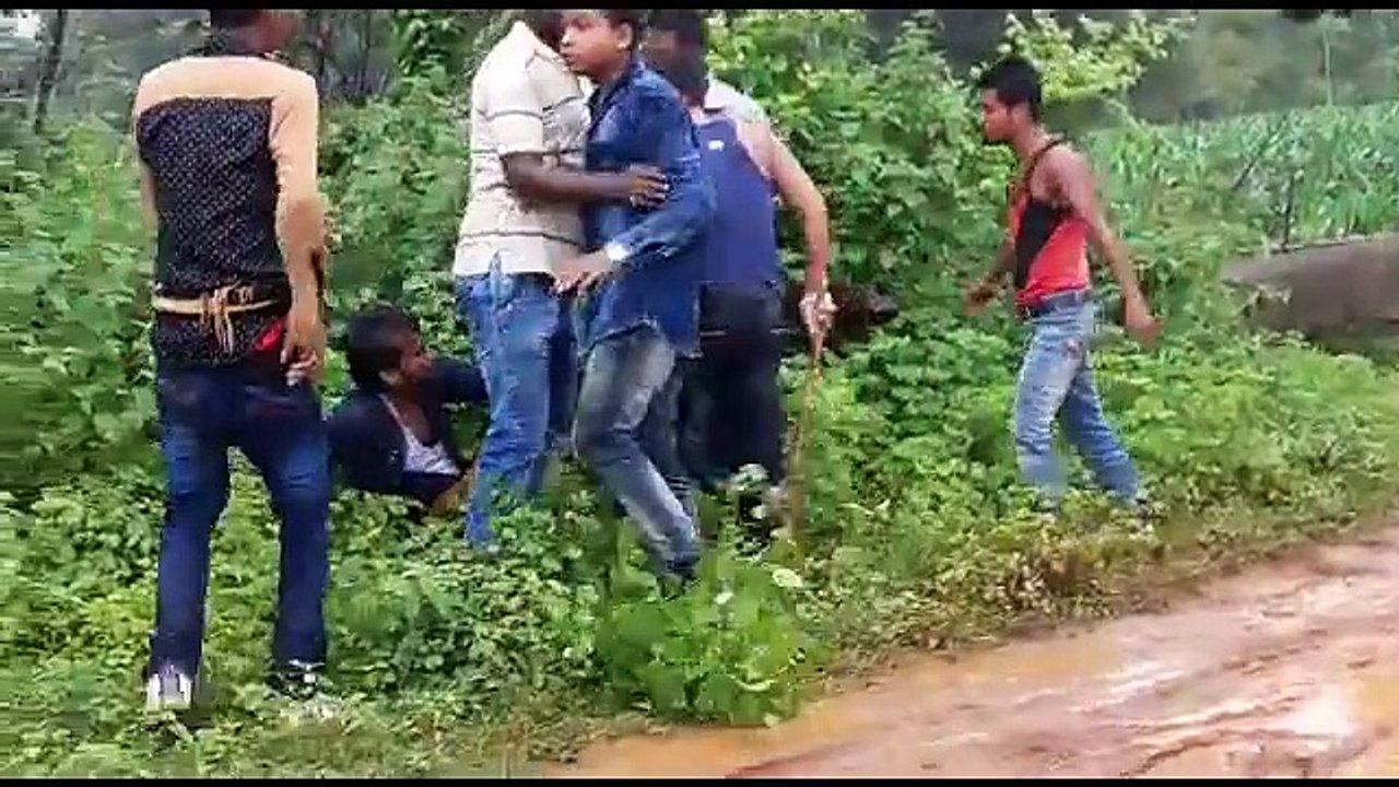 ඇමති තාත්තගේ බලේ අතට අරන් චණ්ඩි පාට් දාපු පුතා