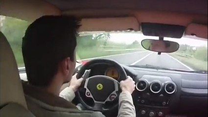 A près de 200 km/h au volant de sa Ferrari, un reflex inouï lui sauve la vie