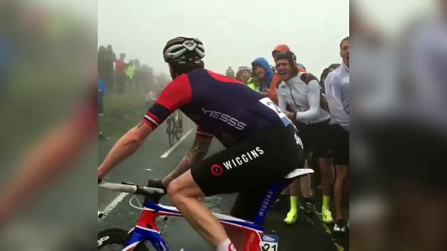 Bradley Wiggins s'amuse avec ses fans sur le Tour de Grande-Bretagne