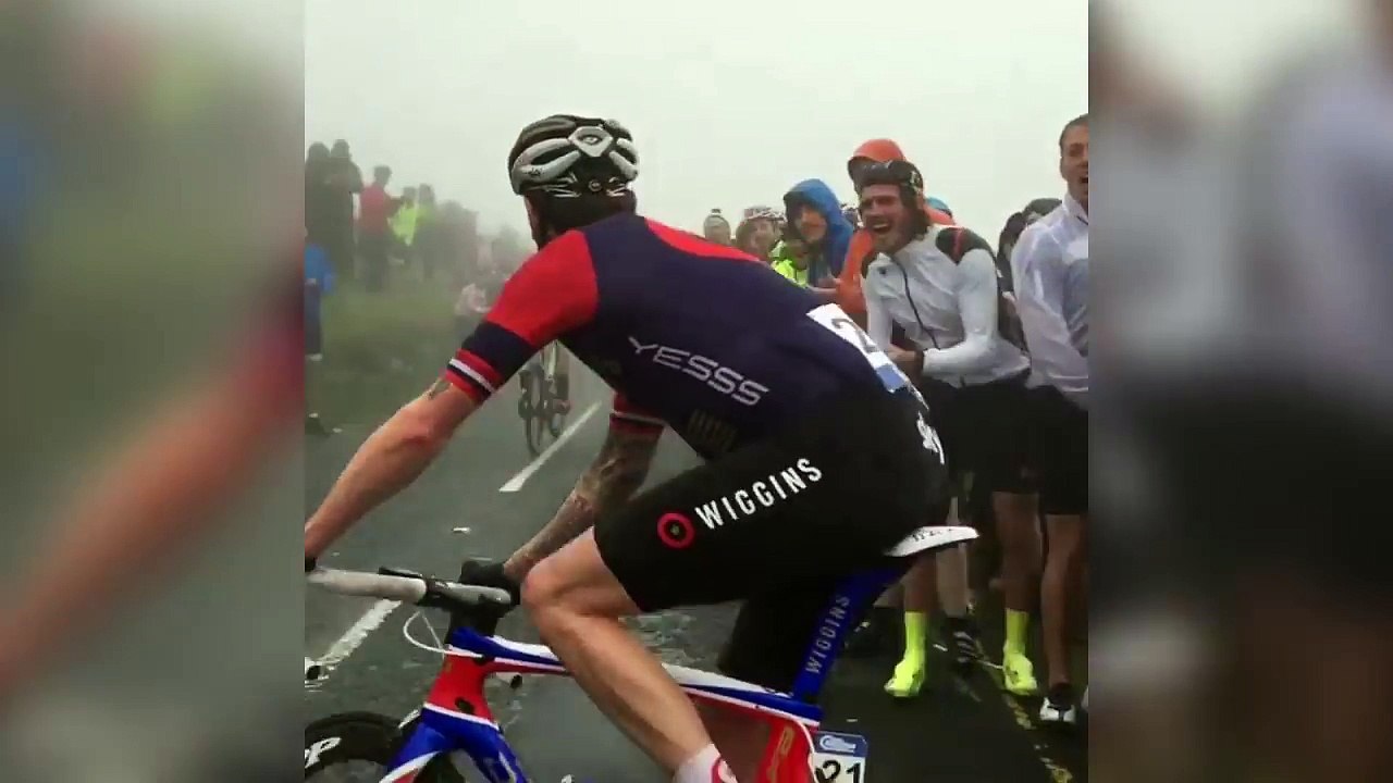 Bradley Wiggins s'amuse avec ses fans sur le Tour de Grande-Bretagne