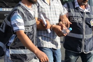 FETÖ'cü Profesör, Delilleri Çöpe Atarken Görüntülendi