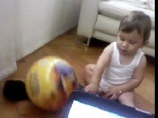 Arié joue au ballon