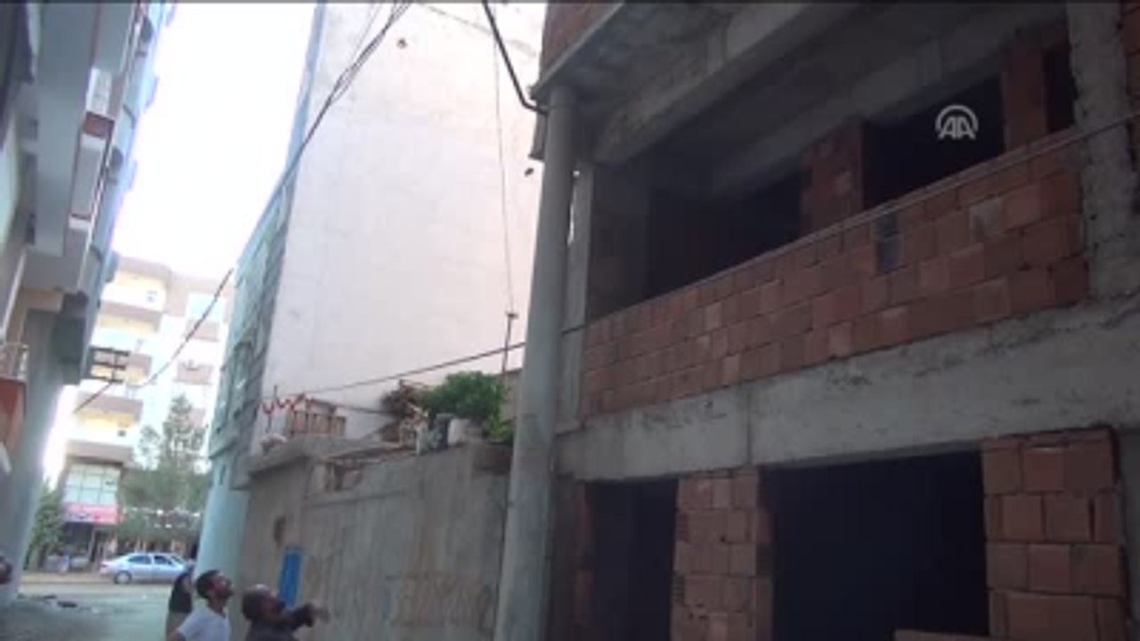 Arsasındaki Elektrik Direği Kaldırılmayınca Gerilim Hattı Balkonda Kaldı