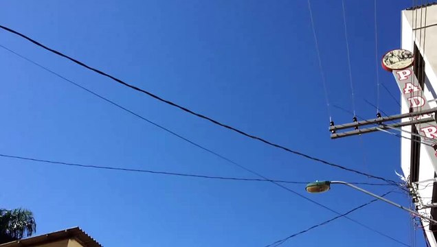 Helicóptero militar arranca telhas de prédio durante desfile do 7 de setembro