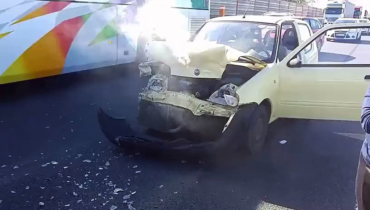 La cum arata ai zice ca s-a oprit intr-un parapet, dar de fapt uite in ce a intrat Fiat-ul asta