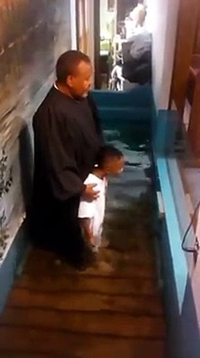 Un enfant impatient de se faire baptiser