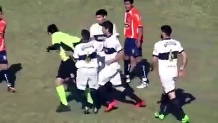 Un footballeur argentin frappe un arbitre qui allait lui mettre un carton rouge