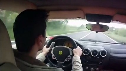Il évite l'accident de justesse lancé à plus de 200km/h au volant de sa Ferrari...