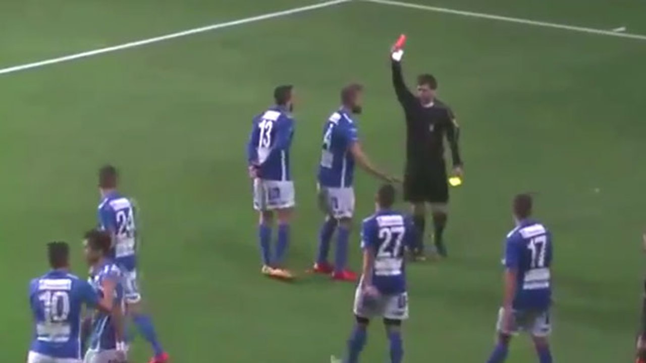 Il prend un carton rouge après une célébration de but inhabituelle