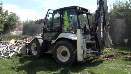 Koza İpek’in İncek’teki malikanesi mehter müziği eşliğinde yıkıldı