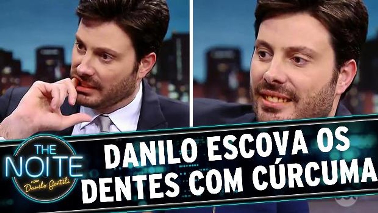 Danilo escova os dentes com pó de cúrcuma