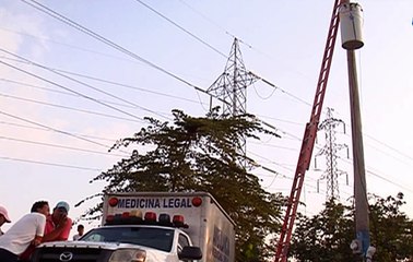 Empleado de la empresa eléctrica sufre una descarga y cae desde un poste al norte de Guayaquil