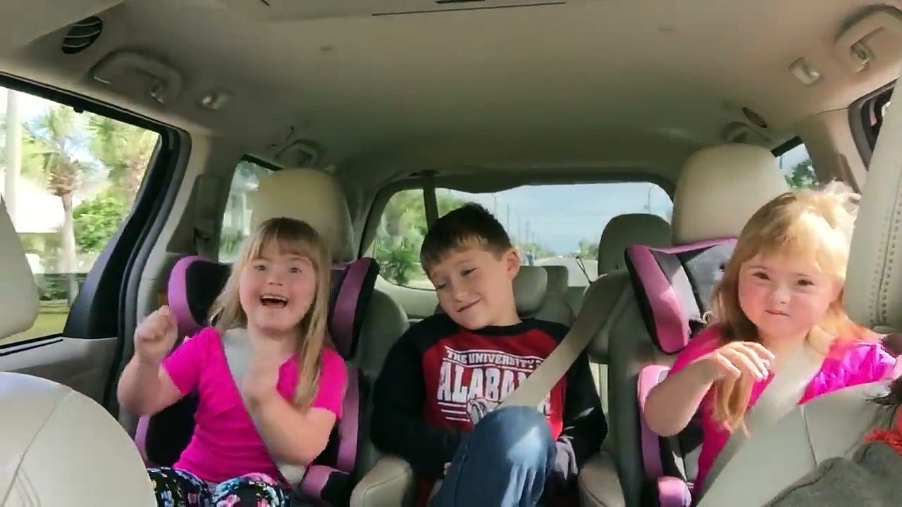 Grand moment de solitude pour ce gamin quand ses 2 soeurs entendent leur chanson préférée!