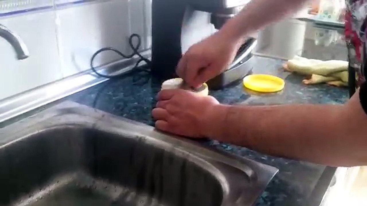 Como eliminar manchas de salfuman, ácido hidroclórico, en fregadero de acero inoxidable.