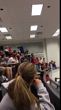 WOW! IMPOSIBLE!!!! Estudiante Encesta Una Bola De Papel y Evita El Examen a Sus Compañeros