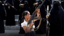 Yémen : AK-47 en mains, des femmes houthies manifestent leur soutien aux rebelles