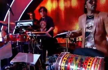 Atif Aslam huge by girl in live show