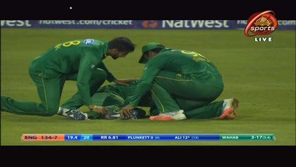 دیکھیں بابر اعظم کے ساتھ کیا ہوگیا کہ شعیب ملک انہیں اٹھا کر لیجانے لگے،کمنٹیٹر بھی ہنس پڑے