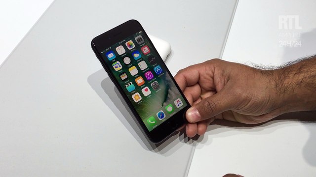 Les écouteurs AirPods d'Apple laissent les internautes sceptiques