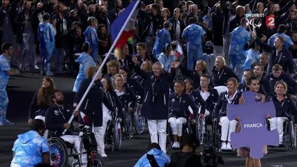 Le défilé des 126 sportifs représentants la France