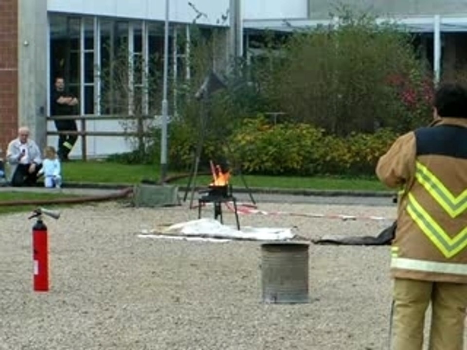 Feuerwehr Rohr: Demo Öl Feuer und Wasser Part 2