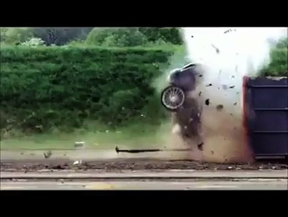 When car hit to the wall at 120mph than see what happen after that جب کار 120...