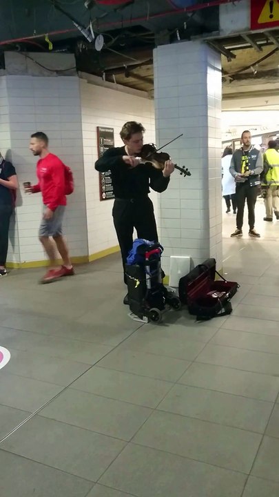Musique de Game of Thrones jouée dans le métro à Sydney