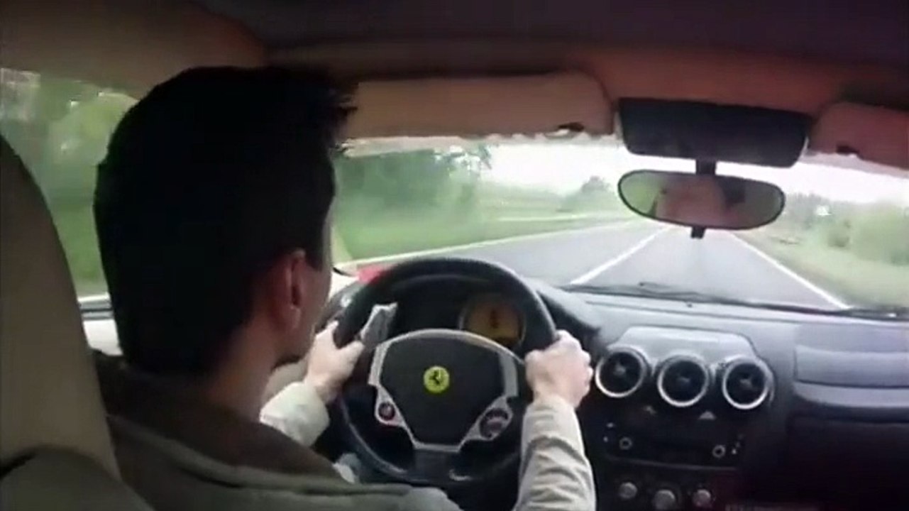 A 200kmh avec sa Ferrari il évite un accident de justesse... Reflexe et maitrise!