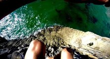 Grosse frayeur d'un homme pendant un saut le haut d'une falaise.